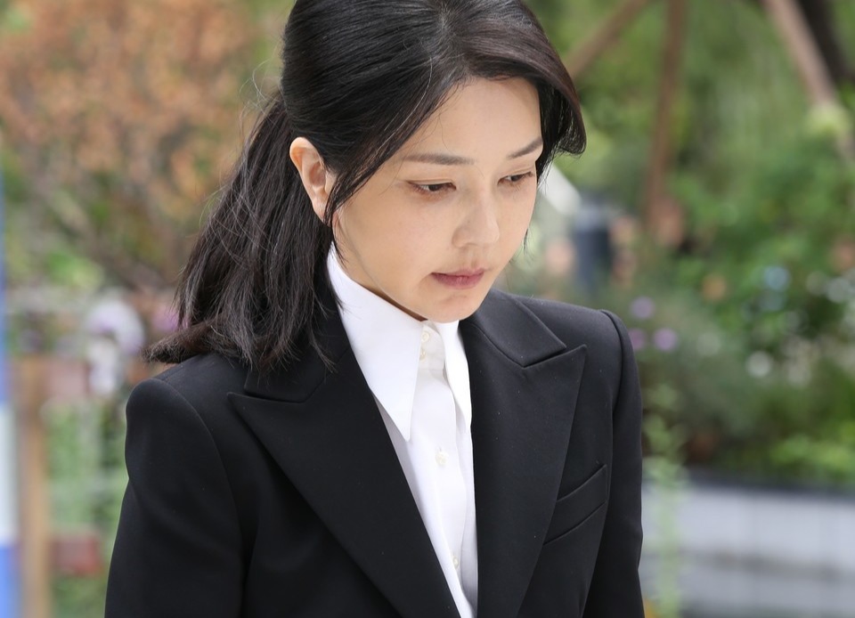 도이치모터스 주가조작 연루 의혹 등을 받는 김건희 여사가 6일 오전 서울 종로구 김건희 특검팀(특별검사 민중기)사무실에 피의자 신분으로 출석하고 있다. (사진=신현성 기자) 2025.08.06, snakorea.rc@gmail.com , *재판매 및 DB 금지