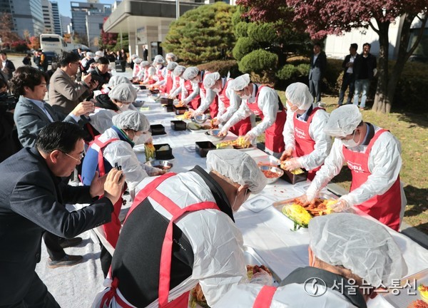 ▲사랑의 김장담기 행사(사진 = 해남군)2025.11.14, snakorea.rc@gmail.com , *재판매 및 DB 금지