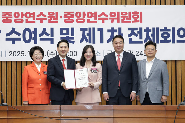  윤영희 서울시의원(가운데)이 12일 국민의힘 중앙연수위원회 부위원장으로 임명됐다.2025.11.14, snakorea.rc@gmail.com , *재판매 및 DB 금지