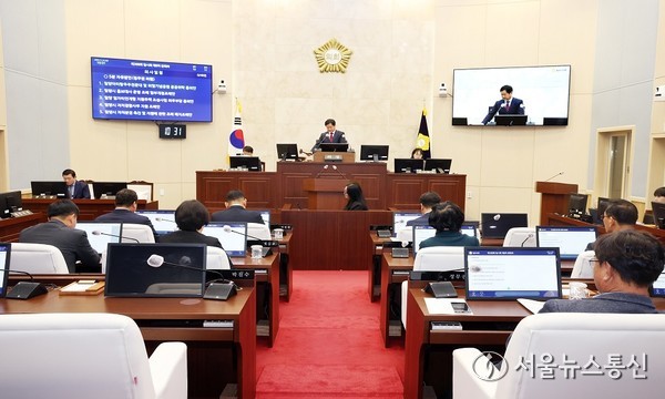 제268회 밀양시의회 임시회 제8차 본회의에서 의안을 처리하고 있는 모습