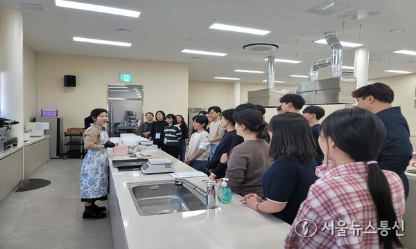밀양시가 진행한 ‘지역을 알고 선배에게 배우는 저연차 공무원 성장 워크숍’에서 참가자들이 쿠킹클래스 체험 프로그램에 참여하고 있다.