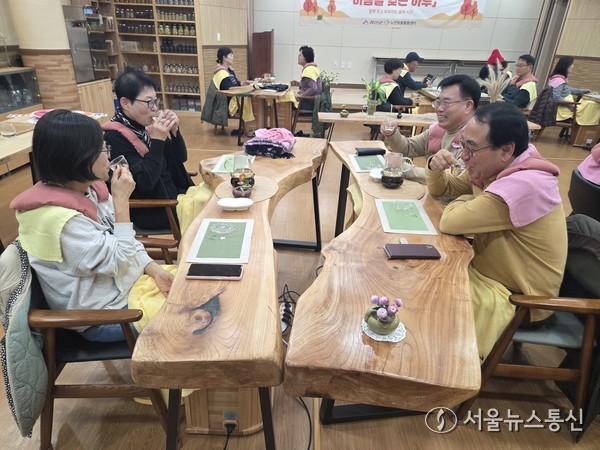 노인맞춤돌봄 종사자 대상 힐링 프로그램./ (사진= 괴산군 제공)