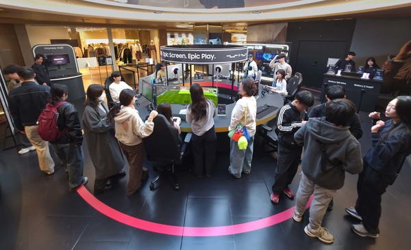 관람객들이 삼성 오디세이 게이밍 모니터와 갤럭시 스마트폰으로 게임 플레이를 경험할 수 있는 '오디세이 게임 스테이션' 팝업 체험존을 방문하고 있다. (사진 삼성전자 제공) 2025.11.16, snakorea.rc@gmail.com , *재판매 및 DB 금지