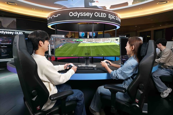 삼성전자 모델이 32:9 비율의 '오디세이 OLED G9'으로 일렉트로닉 아츠(EA)의 최신 축구 게임 'EA 스포츠 FC™ 26'을 넓은 시야로 즐기고 있다. (사진 삼성전자 제공) 2025.11.16, snakorea.rc@gmail.com , *재판매 및 DB 금지