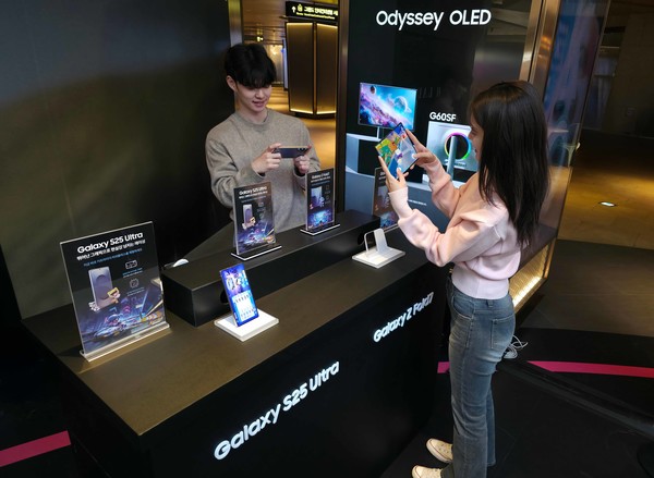 삼성전자 모델이 '갤럭시 Z 폴드7'과 '갤럭시 S25 울트라'로 넥슨의 '카트라이더 러쉬플러스'를 즐기고 있다. (사진 삼성전자 제공) 2025.11.16, snakorea.rc@gmail.com , *재판매 및 DB 금지