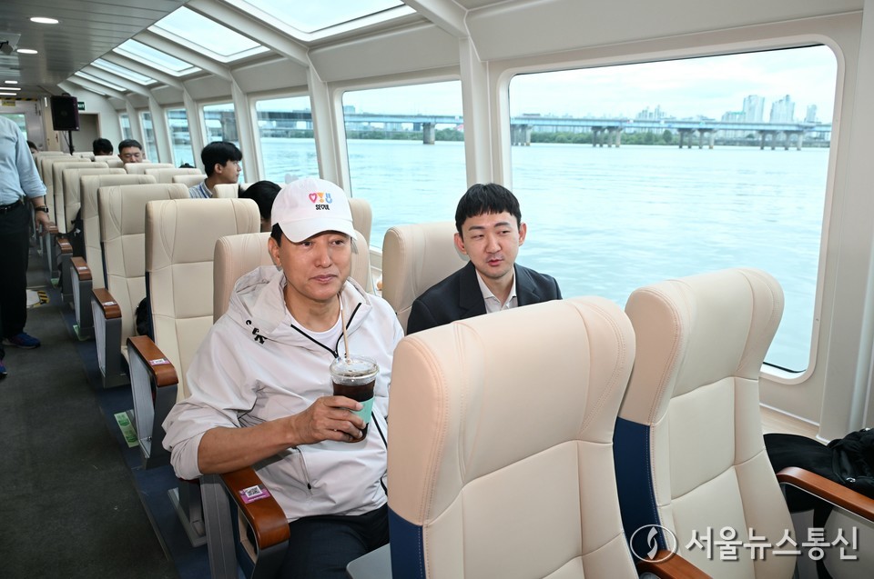 오세훈 서울시장이 18일 오전 서울 여의도 한강버스 정류장에서 한강버스에 탑승해 있다. (사진=서울시 제공) 2025.09.18, snakorea.rc@gmail.com , *재판매 및 DB 금지