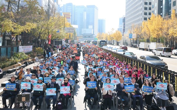 가정연합 시청역 앞 단체 평화콘서트 열어 (사진 가정연합 제공) 2025.11.16, snakorea.rc@gmail.com , *재판매 및 DB 금지