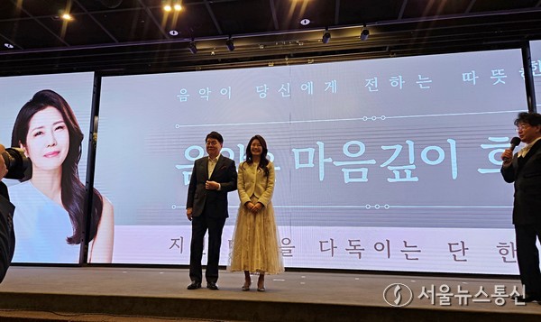 김숙진 작가의 '음악은 마음 깊이 흐르고' 음악 에세이 출판기념 행사에 부군인 송기윤 중견배우가 참석해 함께 기념 사진을 찍고 있다 사진 이민희 기자 2025.11.16, snakorea.rc@gmail.com , *재판매 및 DB 금지