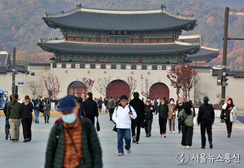 내일(17)은 전국이 대체로 흐린 가운데 기온이 큰 폭으로 떨어져 춥겠다. (광화문광장_2025.11.13) / 사진= 서울뉴스통신 이성현 기자 *재판매 및 DB 금지