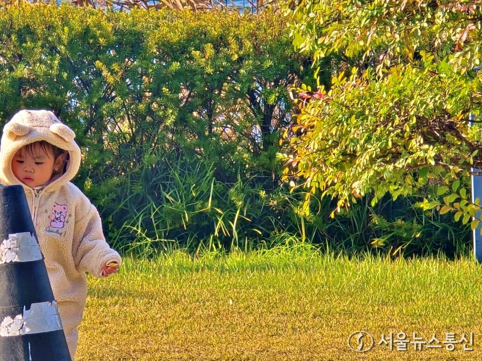 오늘(17일)은 전국이 대체로 흐린 가운데 기온이 큰 폭으로 떨어지면서 초겨울 추위가 찾아오겠다. (양평 카페리노_2025.11.09) / 사진 = 서울뉴스통신 이성현