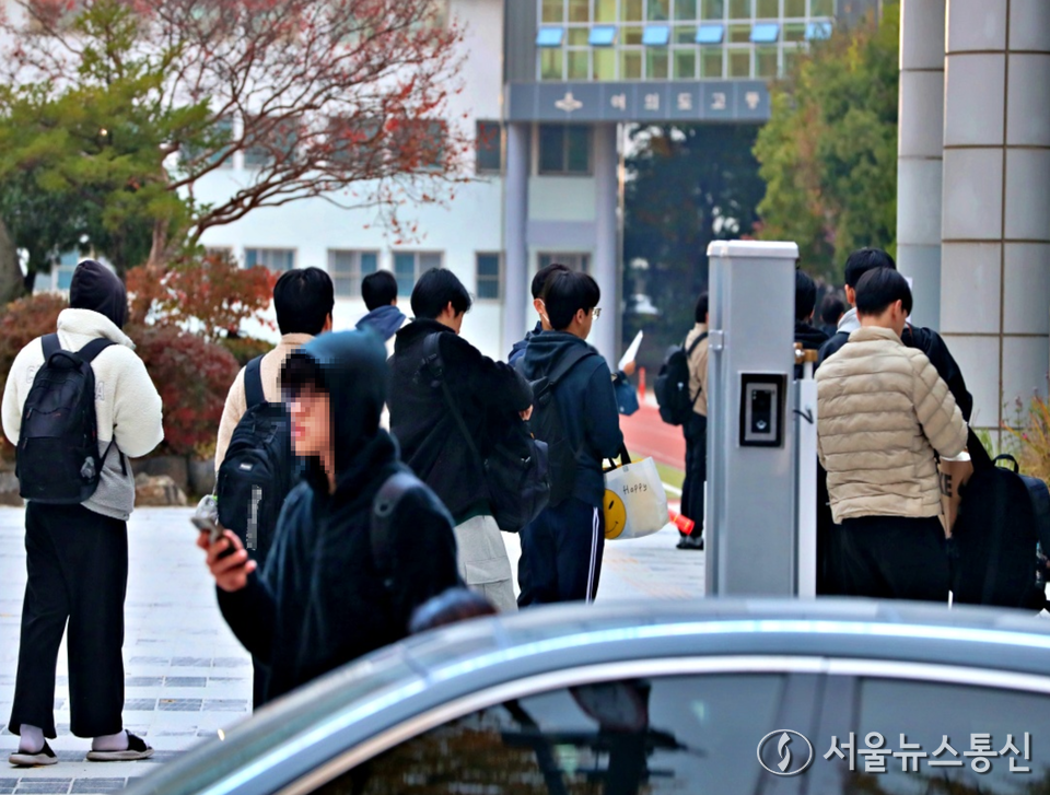 수능을 치른 고등학교 3학년 학생들이 아르바이트 현장에서 겪을 수 있는 임금체불, 직장 내 괴롭힘 등에 대비할 수 있도록 전국 고등학교에서 맞춤형 노동교육이 본격적으로 시행된다. (26학년도 수능일_2025.11.13) / 사진 = 서울뉴스통신 이성현 기자
