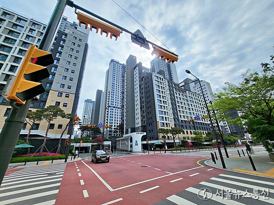 서초 래미안 원베일리 아파트 단지가 보이고 있다. (2025.06.20) / 사진 = 서울뉴스통신 이성현 기자