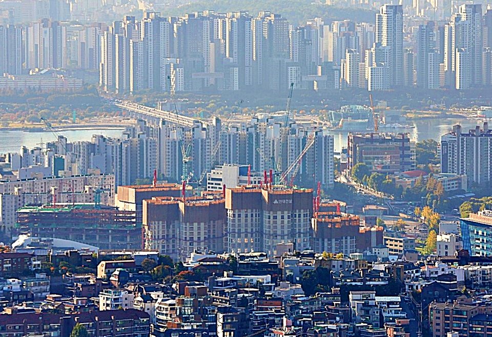 28일 오전 서울 중구 남산에서 바라본 서울 아파트 모습 (2025.10.28) / 사진 = 서울뉴스통신 이성현 기자