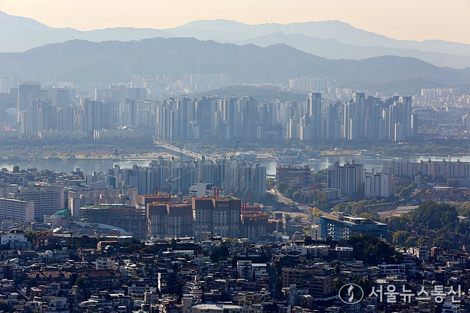 28일 오전 서울 중구 남산에서 바라본 서울 아파트 모습 (2025.10.28) / 사진 = 서울뉴스통신 이성현 기자