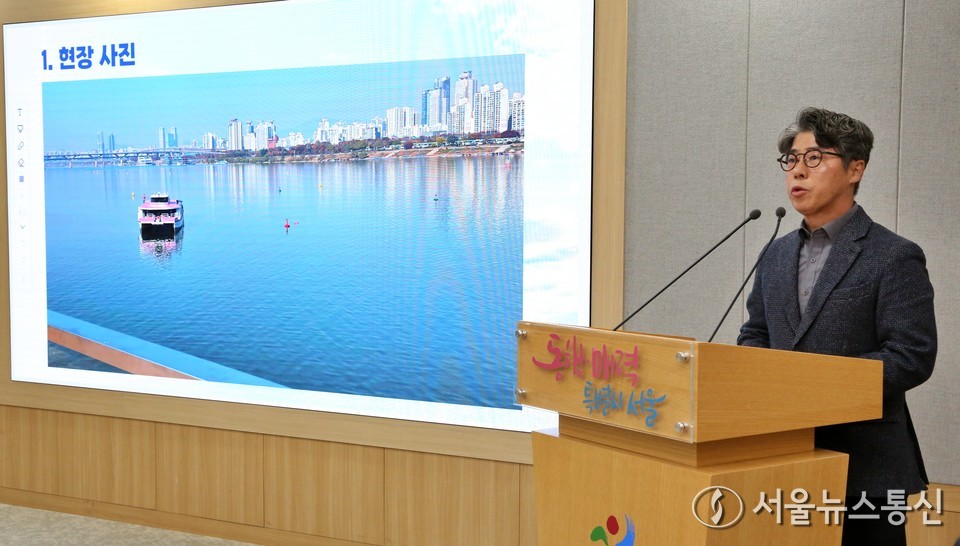 김선직 한강버스 대표가 17일 서울시청 브리핑룸에서 지난 15일 발생한 한강버스 멈춤 사고 관련 브리핑을 하고 있다. 2025.11.17, snakorea.rc@gmail.com , *재판매 및 DB 금지
