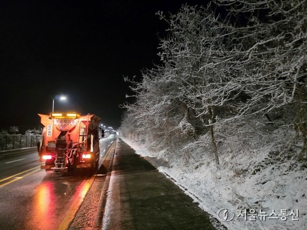 지난해 겨울 유성구청 공무원이 주요 도로 제설작업을 실시하고 있다. / 사진 = 대전유성구 제공 2025.11.17, snakorea.rc@gmail.com , *재판매 및 DB 금지