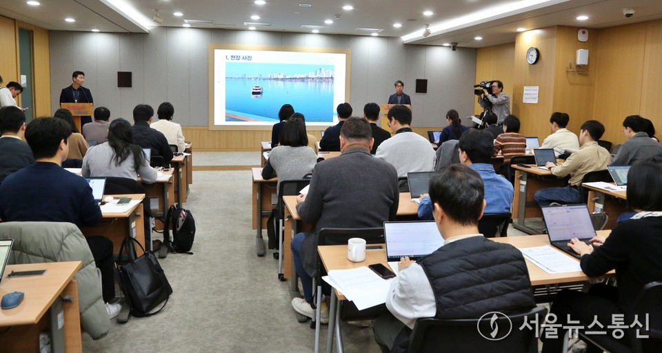 김선직 한강버스 대표가 17일 서울시청 브리핑룸에서 지난 15일 발생한 한강버스 멈춤 사고 관련 브리핑을 하고 있다. 2025.11.17, snakorea.rc@gmail.com , *재판매 및 DB 금지