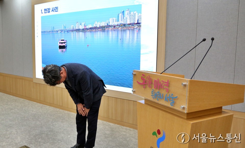 김선직 한강버스 대표가 17일 오전 서울 중구 서울시청 브리핑룸에서 지난 15일 발생한 한강버스 멈춤사고 관련 브리핑에 앞서 사과하고 있다. 2025.11.17, snakorea.rc@gmail.com , *재판매 및 DB 금지