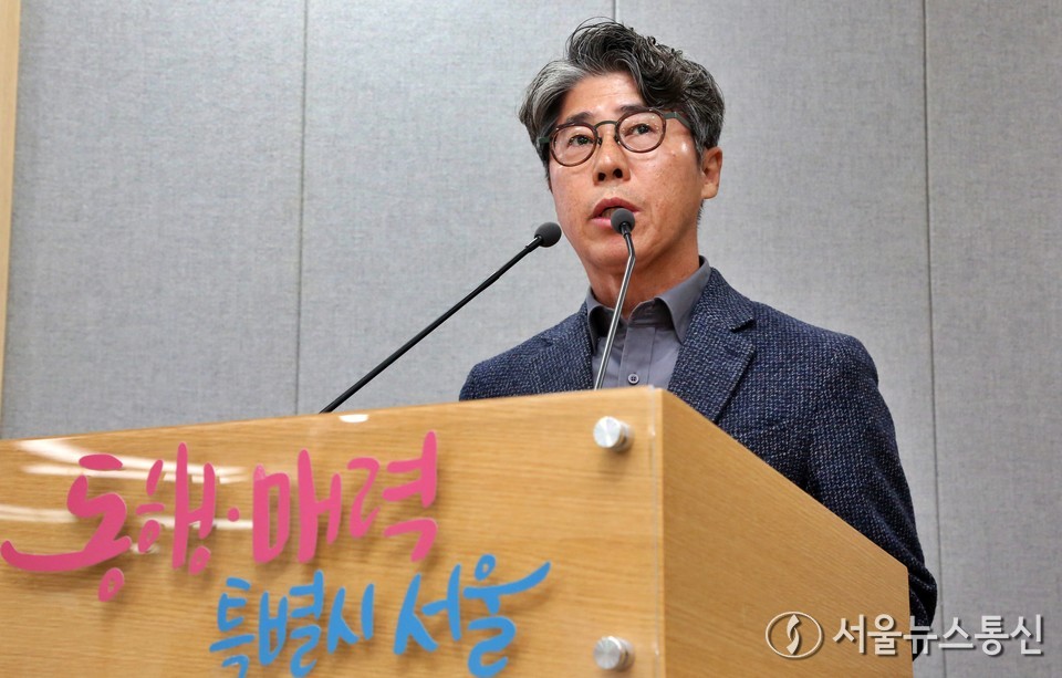 김선직 한강버스 대표가 17일 오전 서울 중구 서울시청 브리핑룸에서 지난 15일 발생한 한강버스 멈춤사고 관련 브리핑을 마친 후 취재진의 질문에 답하고 있다. 2025.11.17, snakorea.rc@gmail.com , *재판매 및 DB 금지