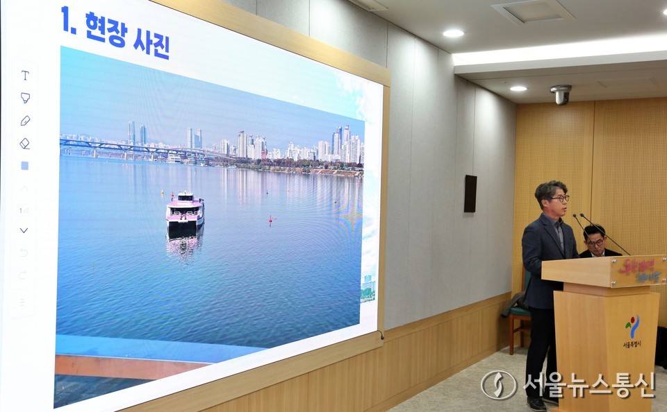 김선직 한강버스 대표가 17일 오전 서울 중구 서울시청 브리핑룸에서 지난 15일 발생한 한강버스 멈춤사고 관련 브리핑을 하고 있다. 2025.11.17, snakorea.rc@gmail.com , *재판매 및 DB 금지