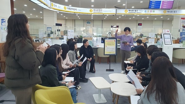 의정부시는 14일 시청 본관 1층 민원실에서 특이민원 발생 상황에 대비한 ‘하반기 특이민원 대비 경찰합동 모의훈련 및 출입제한 퇴거조치 교육’을 실시했다.