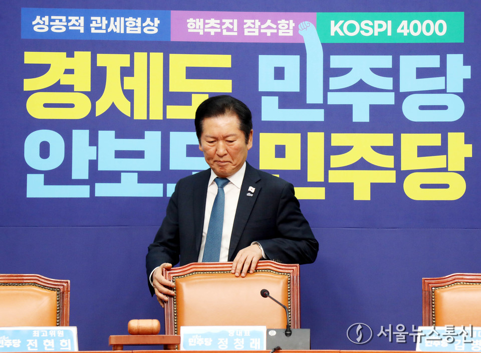 정청래 더불어민주당 대표가 17일 오전 서울 여의도 국회에서 열린 최고위원회의에 참석하고 있다. 2025.11.17, snakorea.rc@gmail.com , *재판매 및 DB 금지