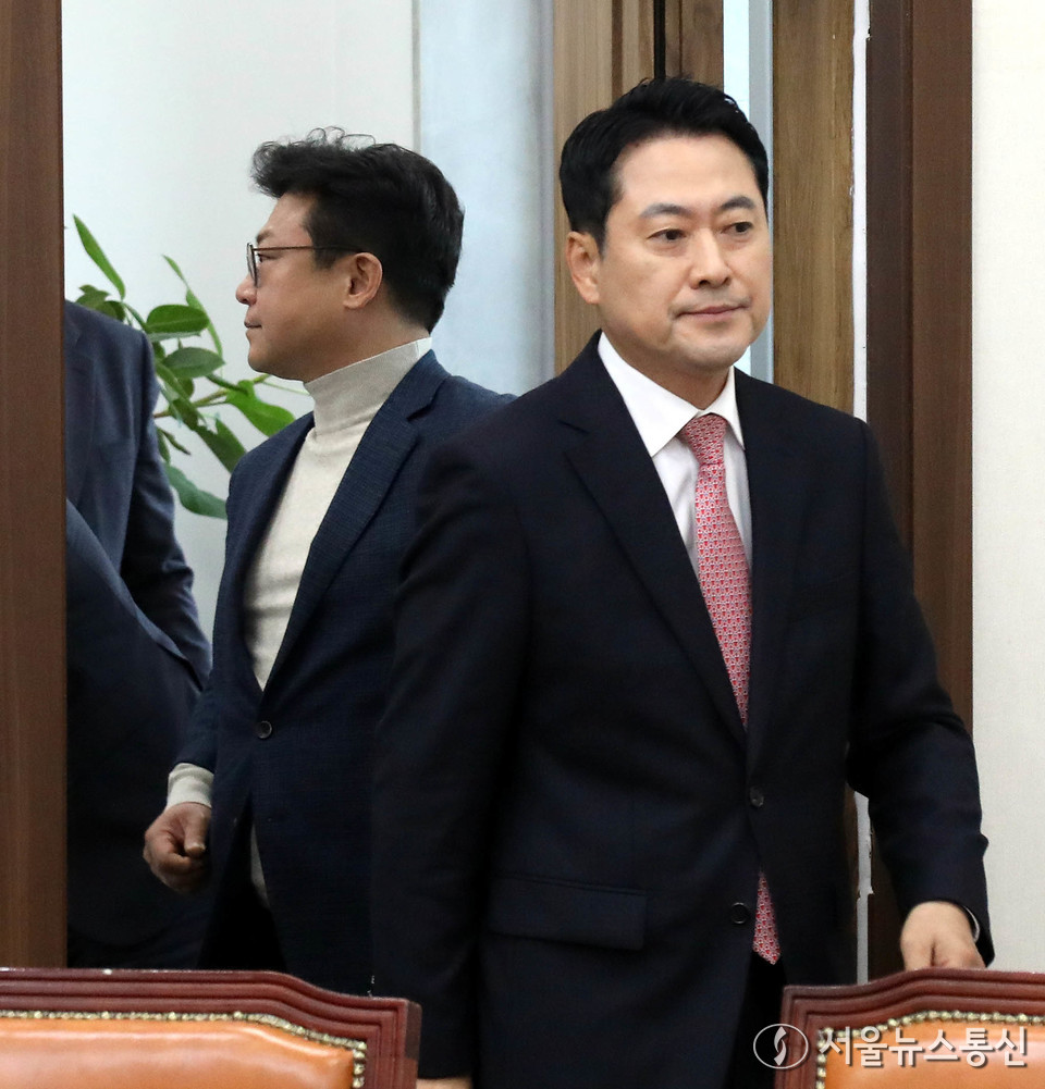 장동혁 국민의힘 대표가 17일 서울 여의도 국회에서 열린 최고위원회의에 참석하고 있다. 2025.11.17, snakorea.rc@gmail.com , *재판매 및 DB 금지