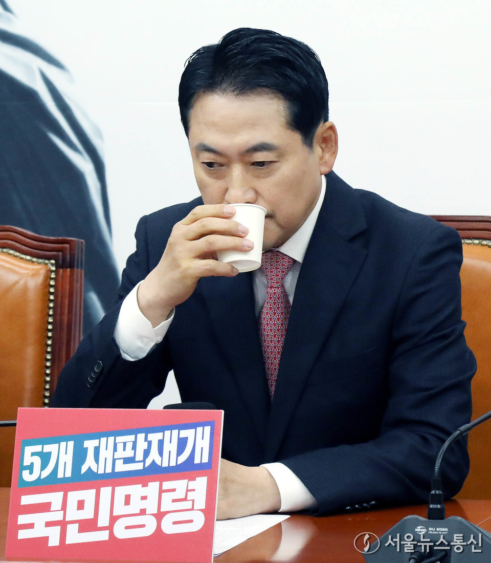 장동혁 국민의힘 대표가 17일 서울 여의도 국회에서 열린 최고위원회의에서 물을 마시고 있다. 2025.11.17, snakorea.rc@gmail.com , *재판매 및 DB 금지