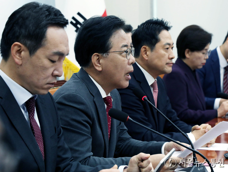 송언석 국민의힘 원내대표가 17일 서울 여의도 국회에서 열린 최고위원회의에서 발언하고 있다. 2025.11.17, snakorea.rc@gmail.com , *재판매 및 DB 금지