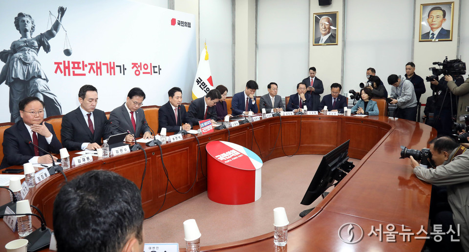 장동혁 국민의힘 대표가 17일 서울 여의도 국회에서 열린 최고위원회의에서 발언하고 있다. 2025.11.17, snakorea.rc@gmail.com , *재판매 및 DB 금지