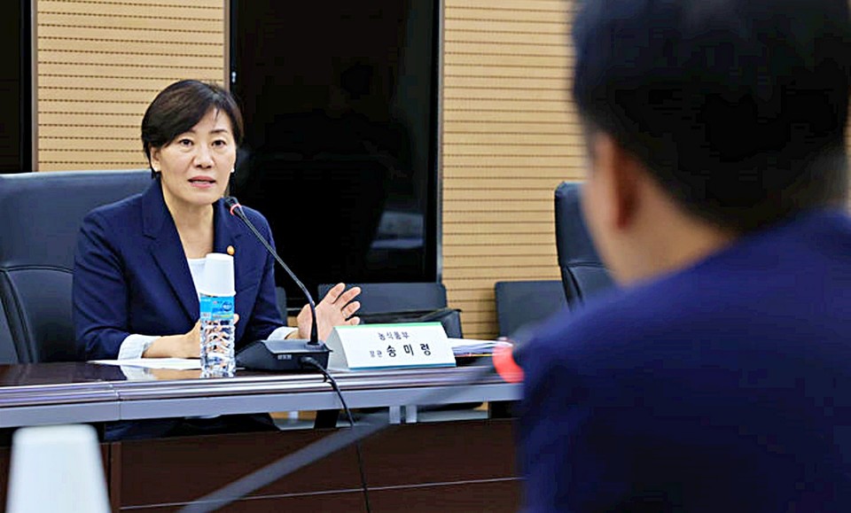 송미령 농식품부 장관이 5일 서울 양재동 aT센터에서 추석 성수품 등 농식품 수급상황 점검회의를 열고 사과·배·한우·배추 등 추석 성수품과 가공식품·외식물가 동향 등을 점검하고 있다. ( 2025.09.05) / 사진 = 농식품부 제공