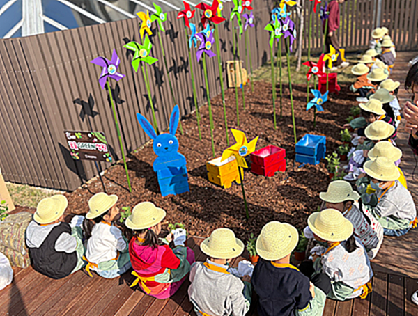 부산시는 공원 여가프로그램의 일환으로 소공원‧어린이공원에 어린이들이 정원을 가꾸는 프로그램인 '꿈을 그린 원정대'를 운영하고 있다고 밝혔다.