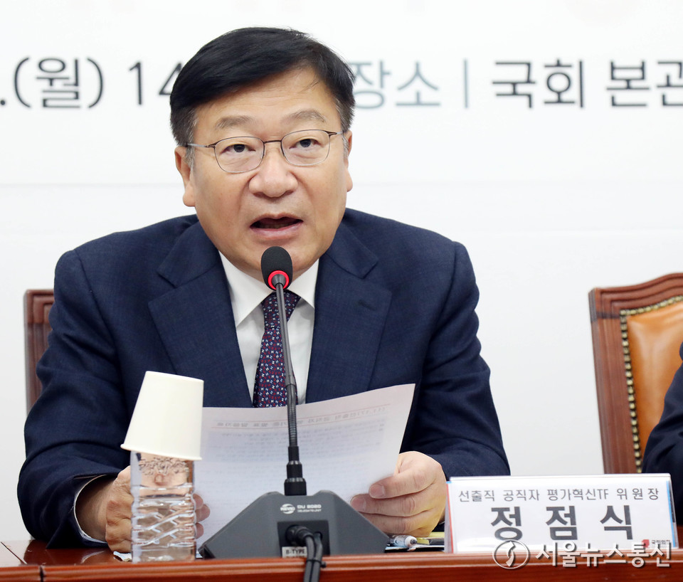 정점식 국민의힘 선출직 공직자 평가혁신 TF 위원장이 17일 오후 서울 여의도 국회에서 선출직 공직자 평가체계를 발표하고 있다. 2025.11.17, snakorea.rc@gmail.com , *재판매 및 DB 금지