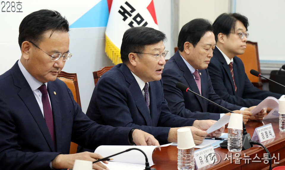 정점식 국민의힘 선출직 공직자 평가혁신 TF 위원장이 17일 오후 서울 여의도 국회에서 선출직 공직자 평가체계를 발표하고 있다. 2025.11.17, snakorea.rc@gmail.com , *재판매 및 DB 금지