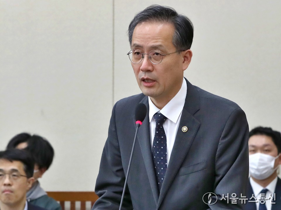 이형일 기획재정부 1차관이 17일 서울 여의도 국회에서 열린 기후위기특별위원회 전체회의에서 기후대응기금운용에 관해 제안 설명하고 있다. 2025.11.17, snakorea.rc@gmail.com , *재판매 및 DB 금지