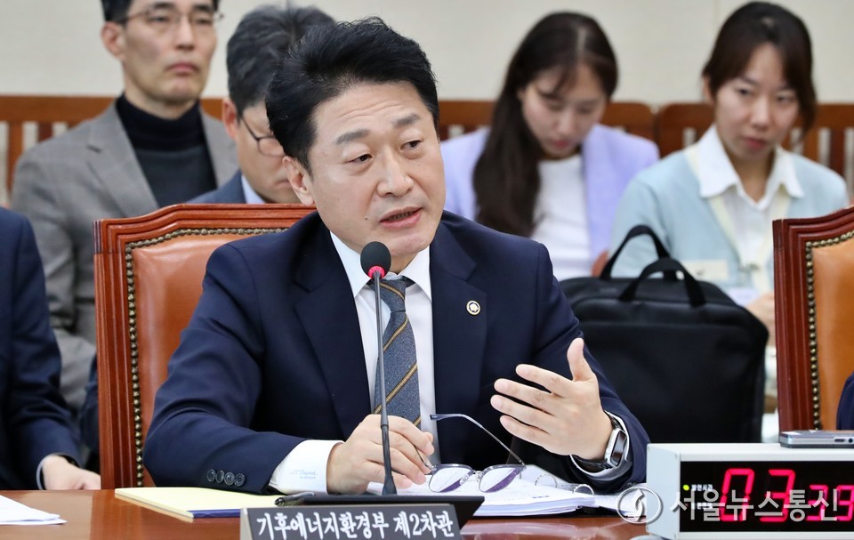 이호현 기후에너지환경부 2차관이 17일 서울 여의도 국회에서 열린 기후위기특별위원회 전체회의에서 의원 질의에 답하고 있다. 2025.11.17, snakorea.rc@gmail.com , *재판매 및 DB 금지