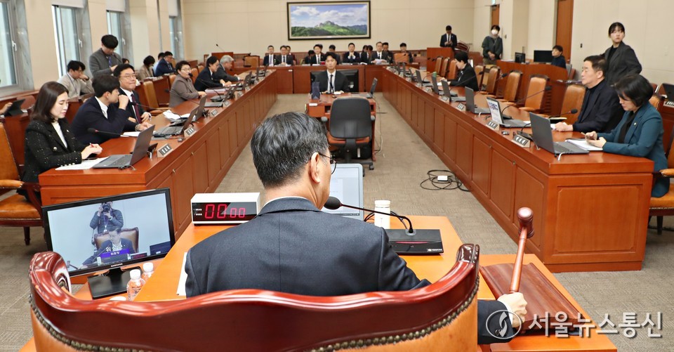 17일 서울 여의도 국회에서 열린 기후위기특별위원회 전체회의에서 위성곤 위원장이 의사봉을 두드리고 있다. 2025.11.17, snakorea.rc@gmail.com , *재판매 및 DB 금지