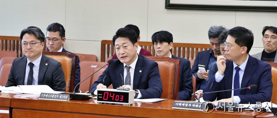 이호현 기후에너지환경부 2차관이 17일 서울 여의도 국회에서 열린 기후위기특별위원회 전체회의에서 의원 질의에 답하고 있다. 2025.11.17, snakorea.rc@gmail.com , *재판매 및 DB 금지