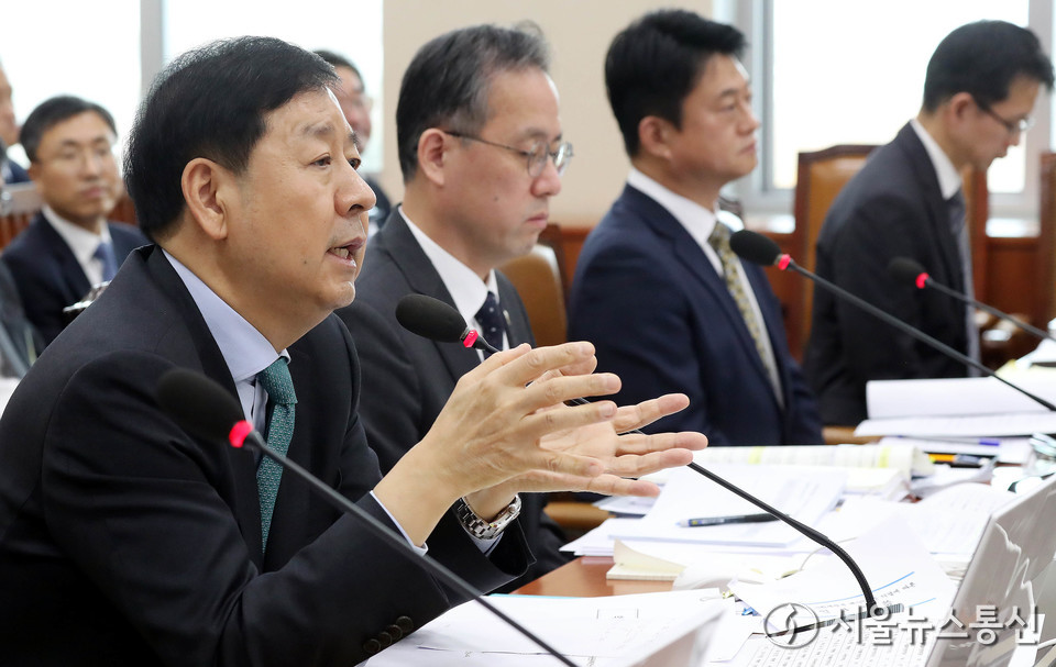 구윤철 기획재정부 장관이 17일 서울 여의도 국회에서 열린 기획재정위원회 전체회의에서 의원 질의에 답하고 있다. 2025.11.17, snakorea.rc@gmail.com , *재판매 및 DB 금지