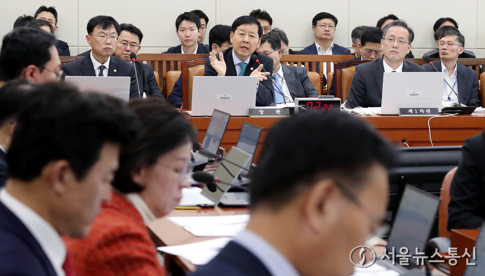 구윤철 기획재정부 장관이 17일 서울 여의도 국회에서 열린 기획재정위원회 전체회의에서 의원 질의에 답하고 있다. 2025.11.17, snakorea.rc@gmail.com , *재판매 및 DB 금지