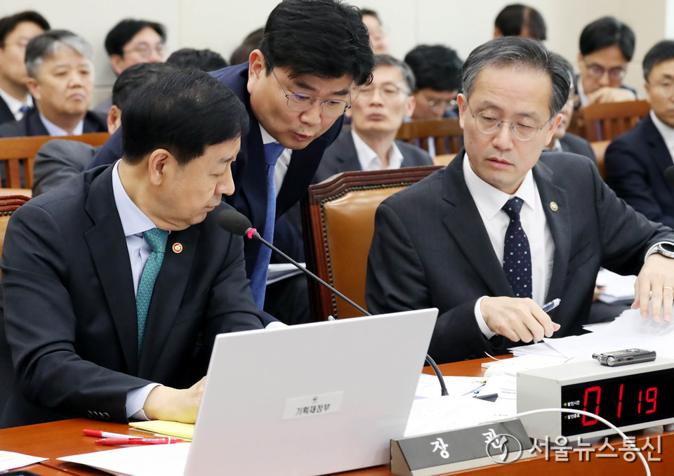 구윤철 기획재정부 장관이 17일 서울 여의도 국회에서 열린 기획재정위원회 전체회의에서 자료를 살펴보고 있다. 2025.11.17, snakorea.rc@gmail.com , *재판매 및 DB 금지