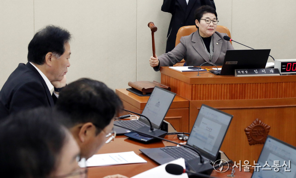 17일 서울 여의도 국회에서 열린 기획재정위원회 전체회의에서 임이자 위원장이 의사봉을 두드리고 있다. 2025.11.17, snakorea.rc@gmail.com , *재판매 및 DB 금지