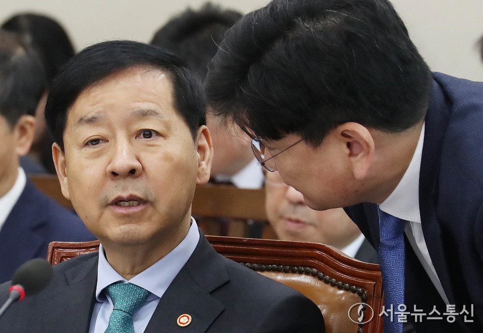 구윤철 기획재정부 장관이 17일 서울 여의도 국회에서 열린 기획재정위원회 전체회의에서 관계자와 대화하고 있다. 2025.11.17, snakorea.rc@gmail.com , *재판매 및 DB 금지