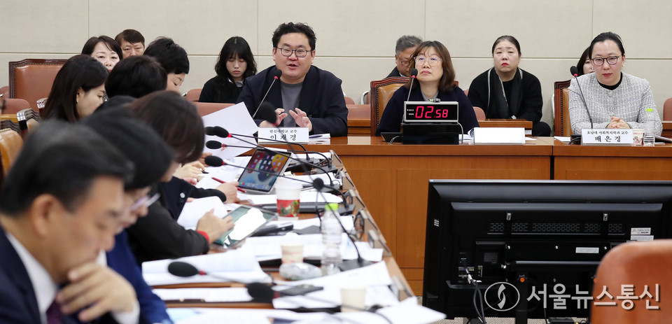 17일 서울 여의도 국회에서 열린 보건복지위원회 경계선지능인 지원 관련 법안에 대한 공청회에서 이재경 한신대학교 교수가 답변하고 있다. 2025.11.17, snakorea.rc@gmail.com , *재판매 및 DB 금지