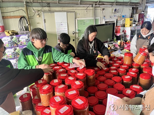 사랑의 먹거리 나눔행사 봉사활동./ (사진= 영동교육지원청 제공)