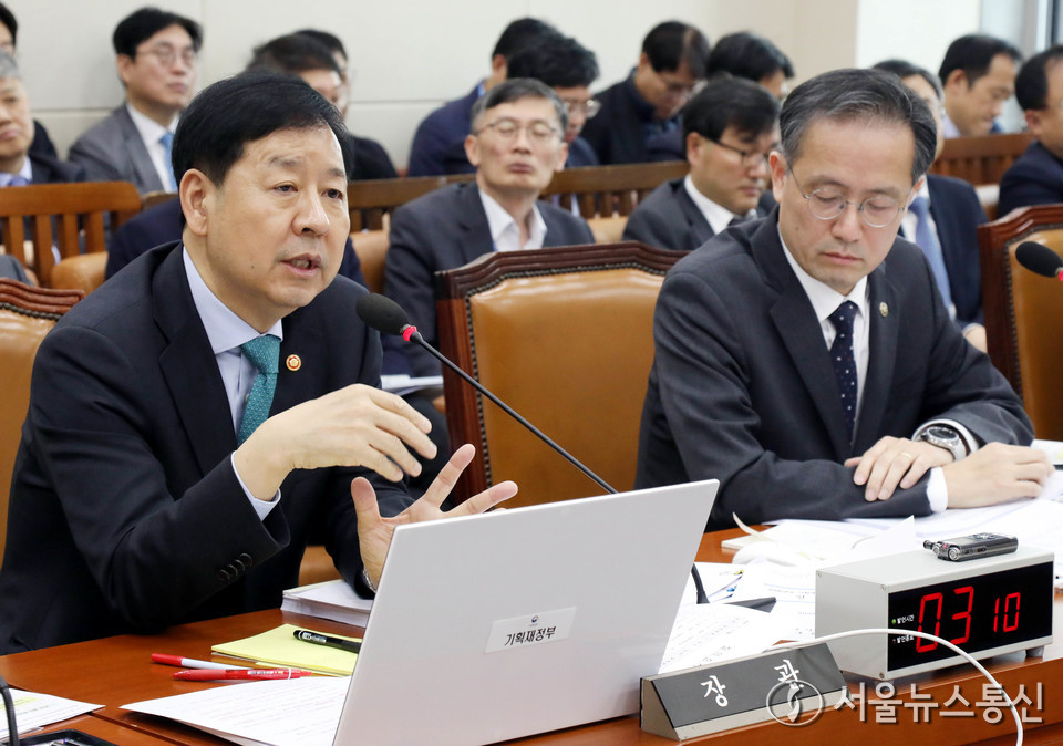 구윤철 기획재정부 장관이 17일 서울 여의도 국회에서 열린 기획재정위원회 전체회의에서 의원 질의에 답하고 있다. 2025.11.17, snakorea.rc@gmail.com , *재판매 및 DB 금지