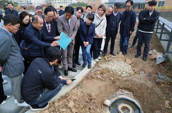 서울시의회 문화체육관광위원회 이종배 위원장 직무대리(국민의힘, 비례대표)를 비롯한 위원들이 제333회 정례회 행정사무감사 일정 중 현장방문으로 13일 서울시립 서서울미술관을 방문하여 하자보수 진행 상태를 점검했다.2025.11.17, snakorea.rc@gmail.com , *재판매 및 DB 금지