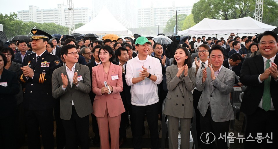 오세훈 서울시장이 17일 서울 여의도 한강시민공원 한강버스 정류장에서 열린 한강버스 취항식에 참석해 박수를 치고 있다. (사진=서울시 제공) 2025.09.17, snakorea.rc@gmail.com , *재판매 및 DB 금지