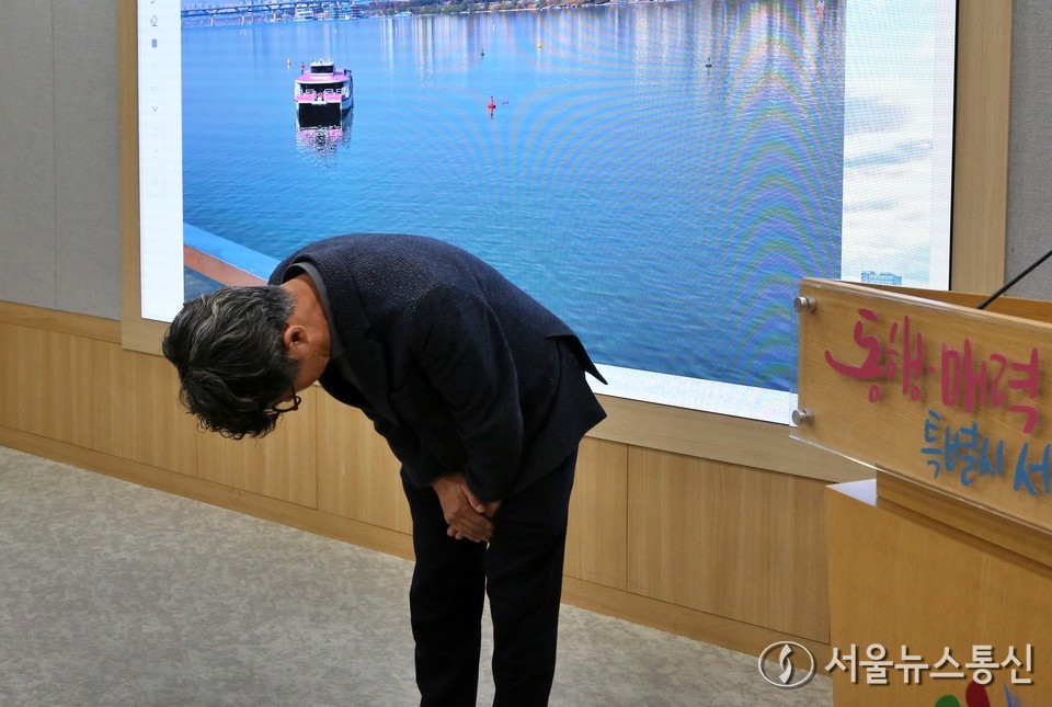 김선직 한강버스 대표가 17일 서울시청 브리핑룸에서 지난 15일 발생한 한강버스 멈춤 사고 관련 브리핑에 앞서 사과하고 있다. 2025.11.17, snakorea.rc@gmail.com , *재판매 및 DB 금지