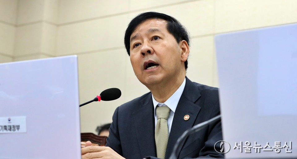 구윤철 경제부총리 겸 기획재정부 장관이 30일 서울 여의도 국회에서 열린 기획재정위원회의 기획재정부 등에 대한 종합감사에서 의원 질의에 답하고 있다. 2025.10.30, snakorea.rc@gmail.com , *재판매 및 DB 금지